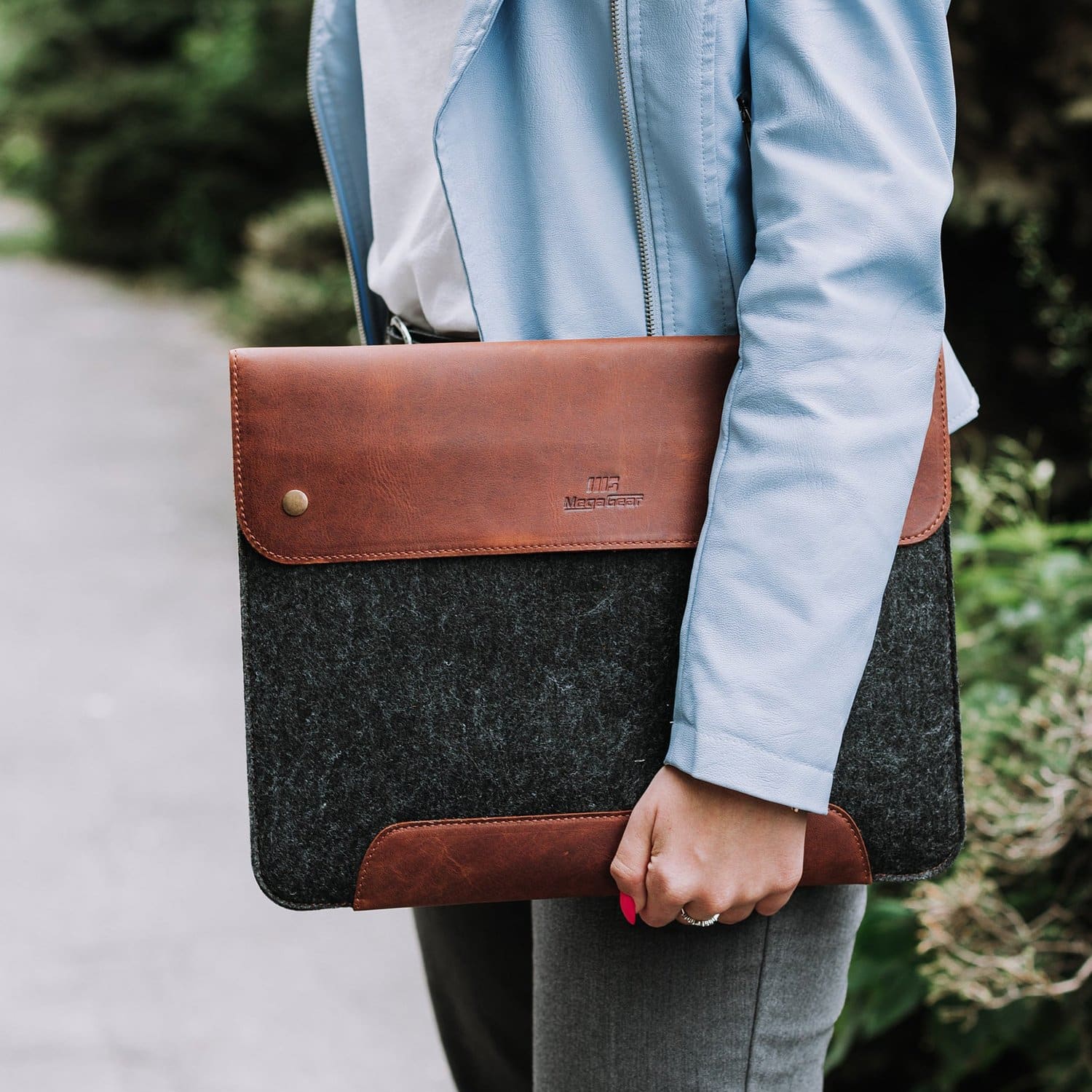 MegaGear Fine Leather and Fleece Sleeve Bag for MacBook Pro, MacBook Air and iPad Case