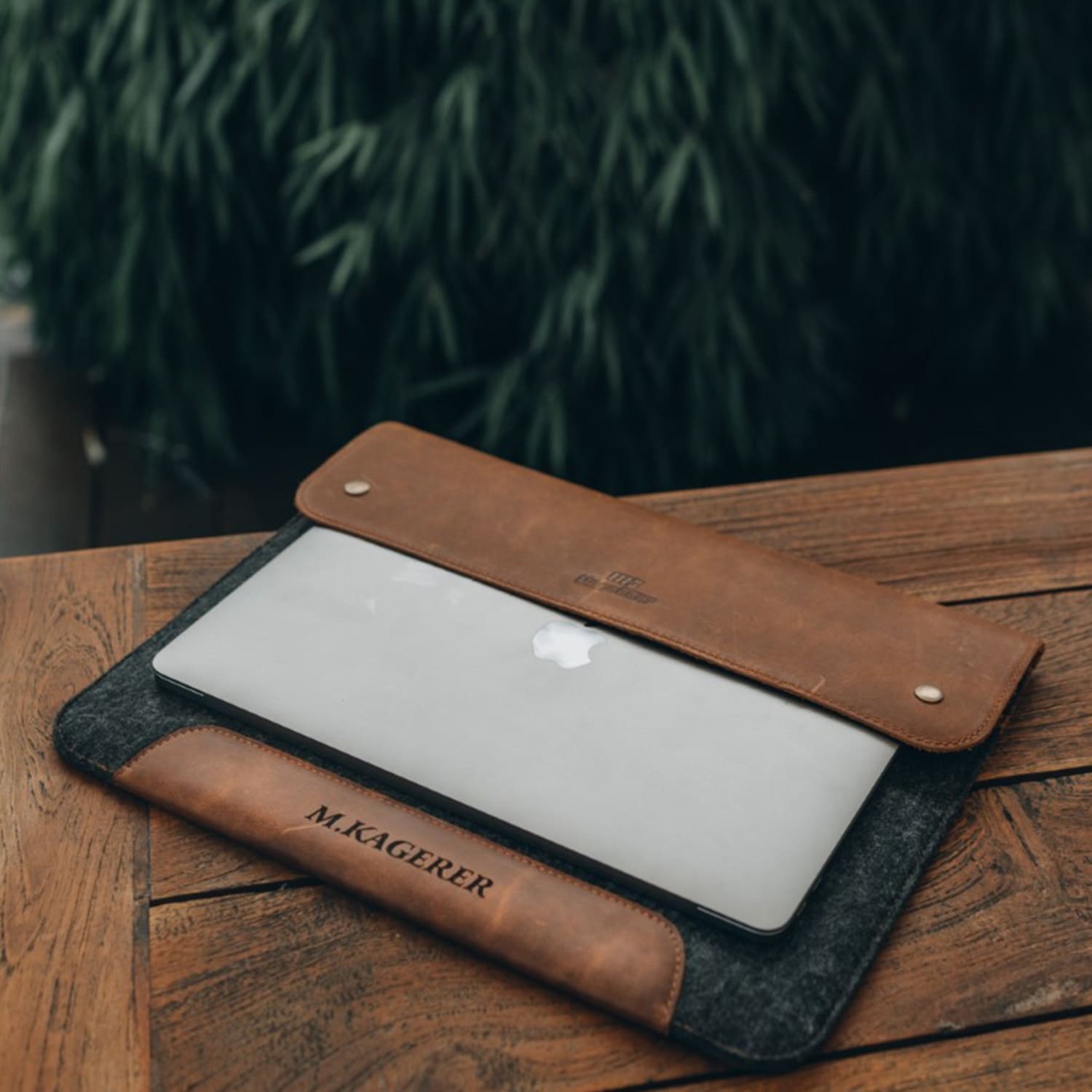 MegaGear Fine Leather and Fleece Sleeve Bag for MacBook Pro, MacBook Air and iPad Case